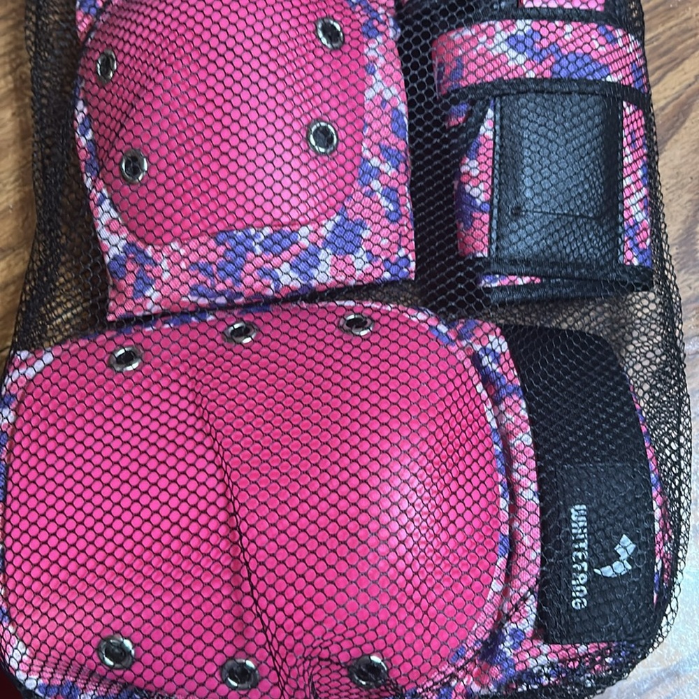 NWOT White fang knee pads, elbow pads, wrist guards in gray & pink size medium. - Picture 3 of 6